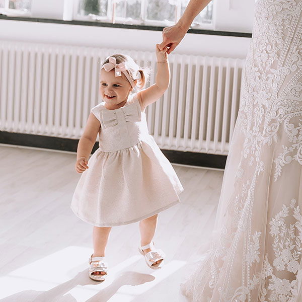 Blumenmädchen im Kleid und Ringträger im Anzug – Die schönste Kleidung für Hochzeitskinder in Österreich