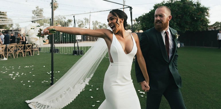 Lächelndes Brautpaar