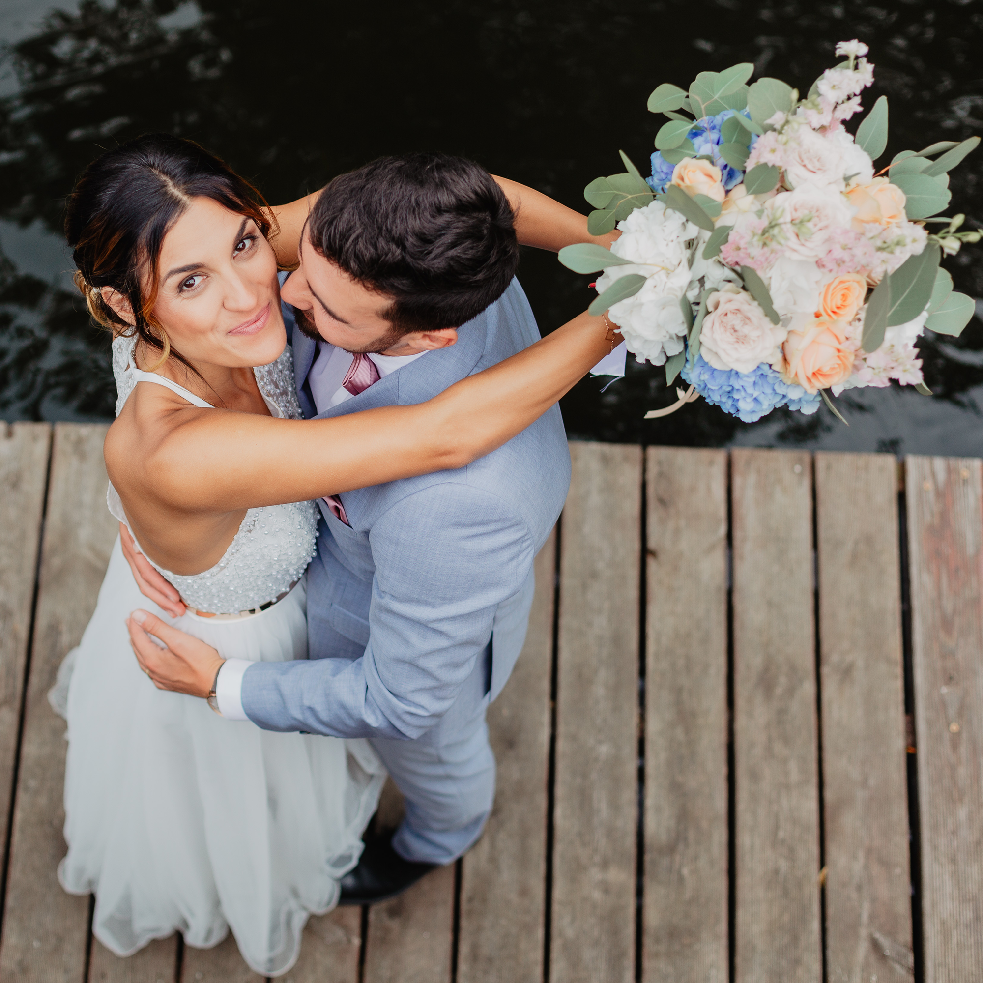 Hochzeitspaar auf einem Steg