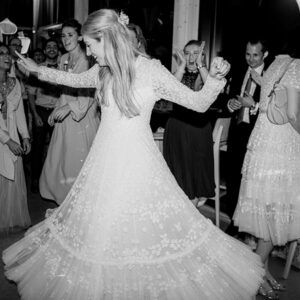 So bewegst du dich elegant und sicher in deinem Brautkleid