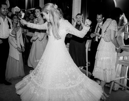 So bewegst du dich elegant und sicher in deinem Brautkleid