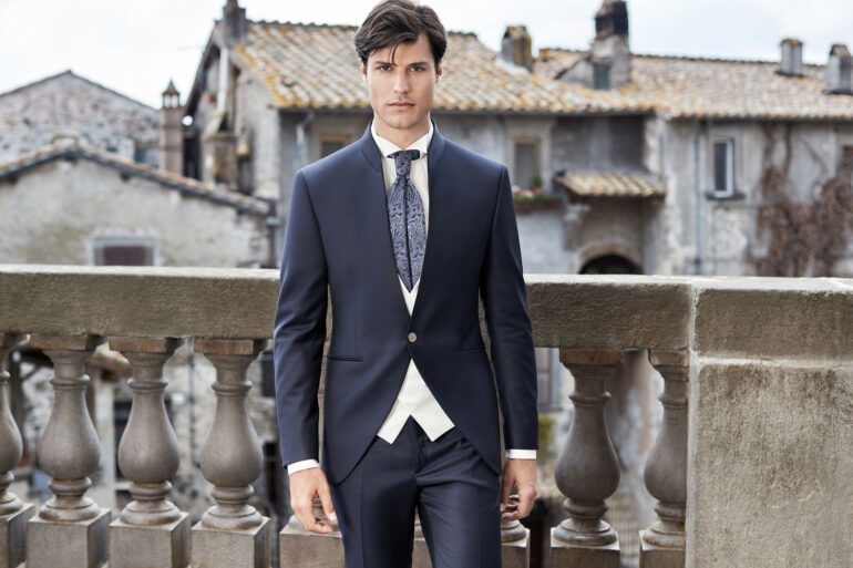 Anzug Herren, Anzug, Hochzeitsanzug, Hochzeitsanzüge, Anzüge Herren, Bräutigam, Anzug Bräutigam, Bräutigam Anzug, Royaler Look, royaler Anzug, Prince Charming, Anzug mit Weste, Dreiteiler, Weste, Plastron, Krawatte, eleganter Bräutigam Anzug, klassischer Bräutigam Anzug, klassischer Hochzeitsanzug, Anzugtrend, Hochzeitstrend, Bräutigam Trend
