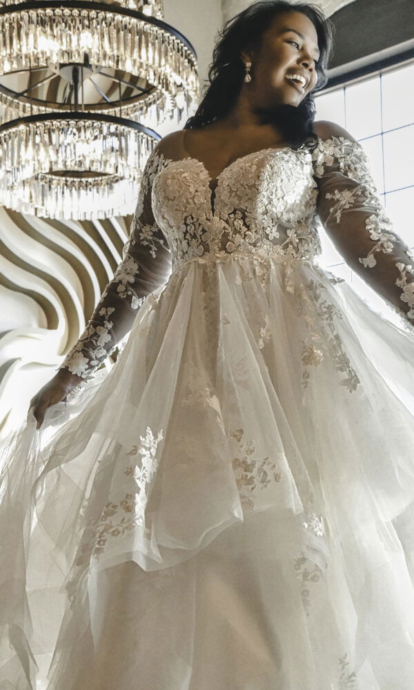 Brautkleid mit Spitze, Ärmeln, Essense of Australia