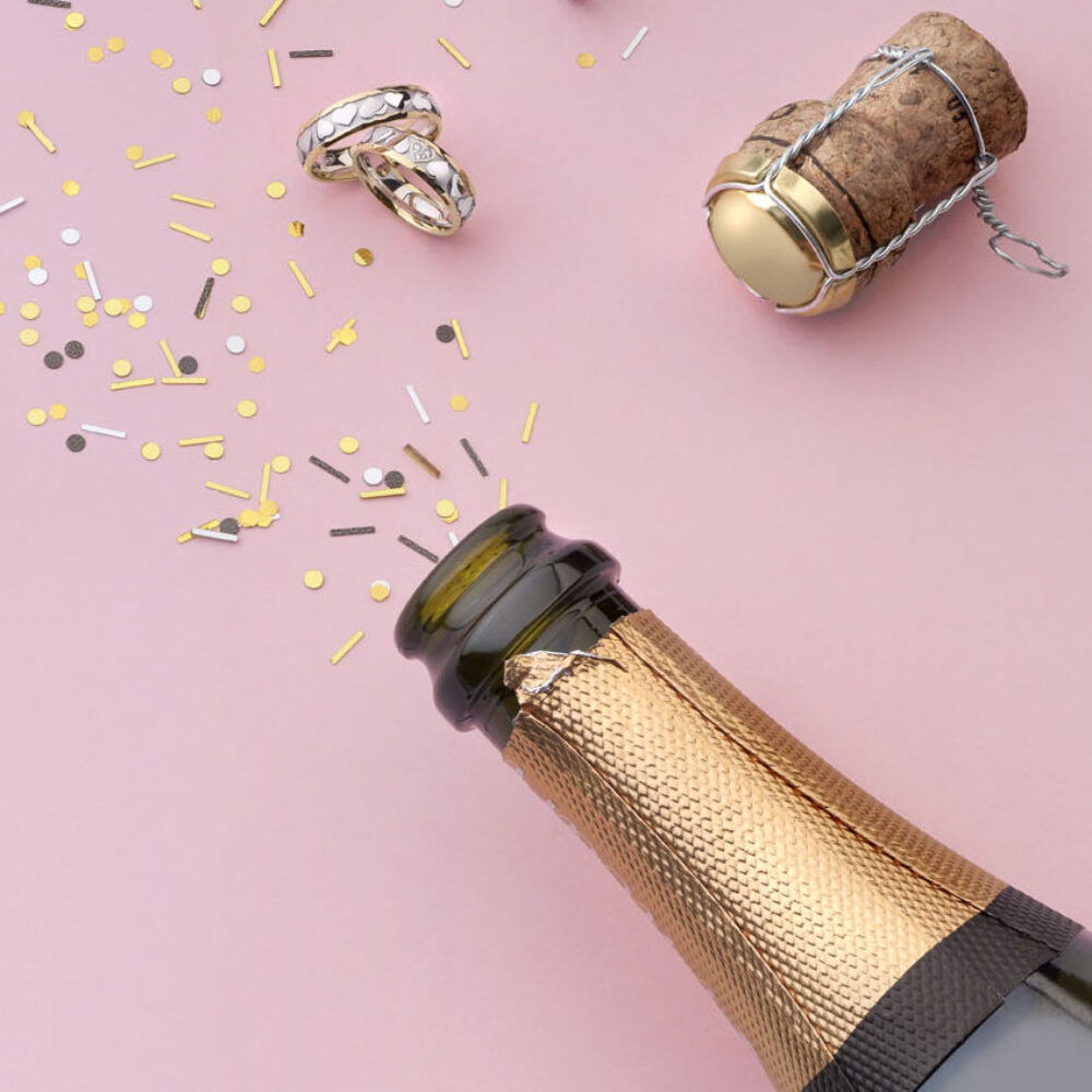 Sektflasche, Korken, Hochzeit feiern, Party, pinker Hintergrund