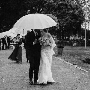 Hochzeit, Braut, Bräutigam, Regen, Regenschirme, Hochzeitsfotografie, Schwarz Weiß Bilder