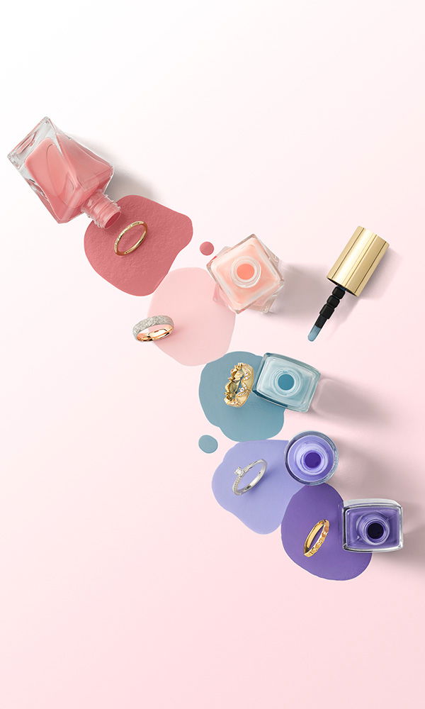 Ringdesigns kombiniert mit Nagellack in Rosé, Blau und Flieder – ein stilvolles Flatlay für die Hochzeitsvorbereitung.