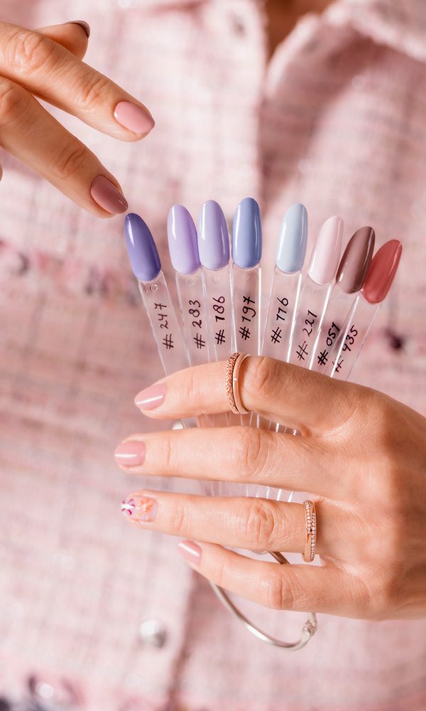 Braut sucht passenden Nagellack für die Hochzeit aus – Farben von Flieder bis Nude.
