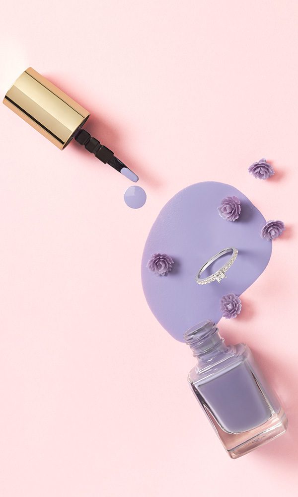 Hochzeitsnagellack in Flieder mit Schmuck und Blumen – feminine Flatlay-Komposition.