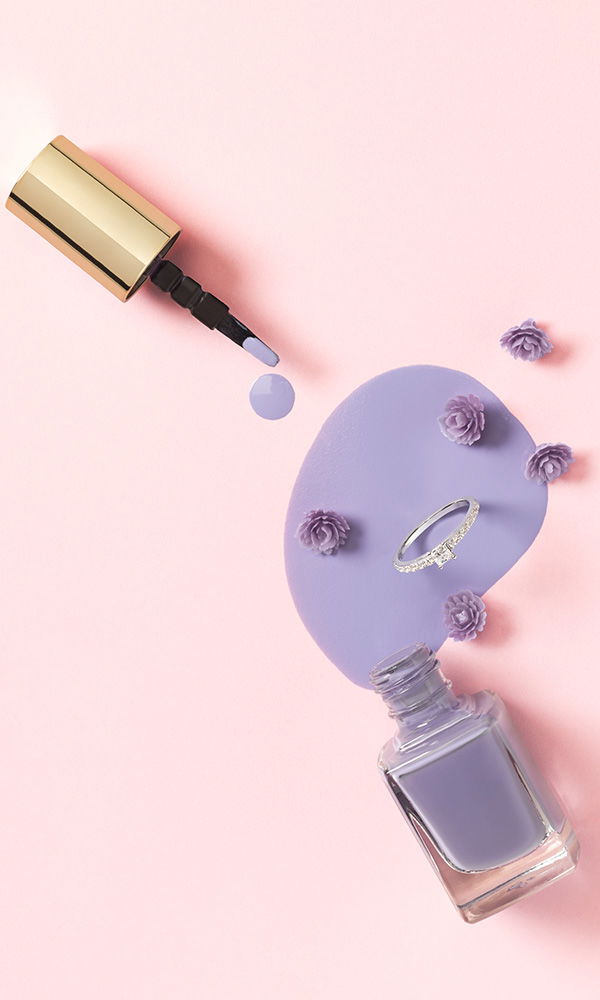 Hochzeitsnagellack in Flieder mit Schmuck und Blumen – feminine Flatlay-Komposition.