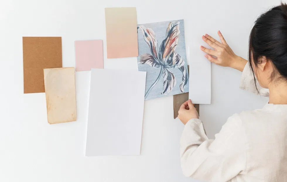 Hochzeitskonzept planen mit Farbmustern, Papeterie und Designinspirationen an der Wand