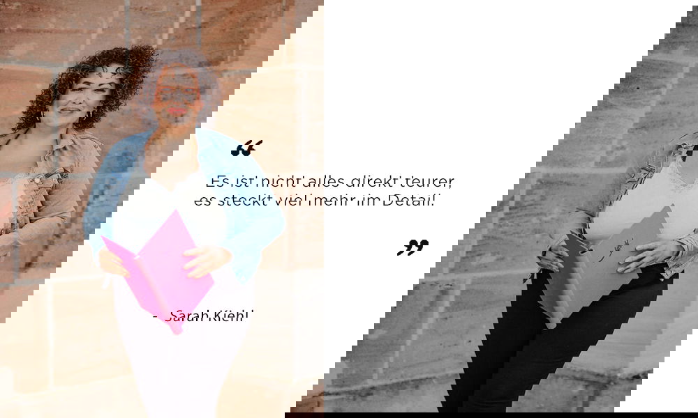 Sarah Kiehl, eine Hochzeitsdienstleisterin, steht mit einer offenen, sympathischen Ausstrahlung vor einer sandfarbenen Steinwand. Sie trägt eine helle Bluse mit Spitzenbesatz, eine Jeansjacke und eine dunkle Hose. In den Händen hält sie eine pinke Mappe. Rechts von ihr befindet sich ein Zitat, das die Bedeutung von Details in der Hochzeitsplanung betont.