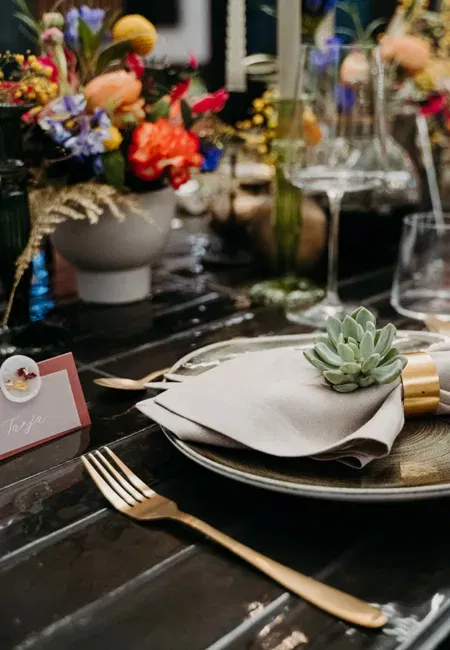 Table Setting bei einer Hochzeit mit bunten Blumen und Steingewächs