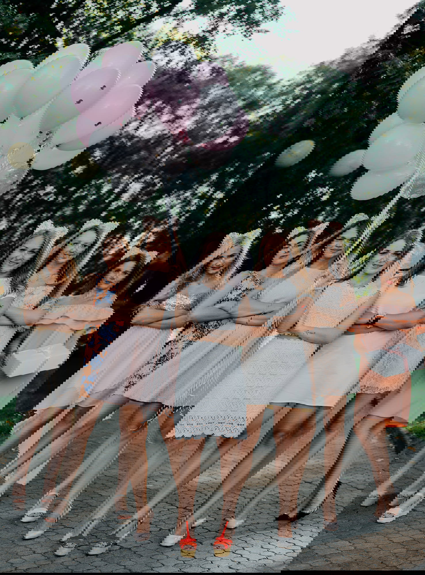 Junggesellinenabschied: Frauen posieren mit Luftballon vor Kamera.