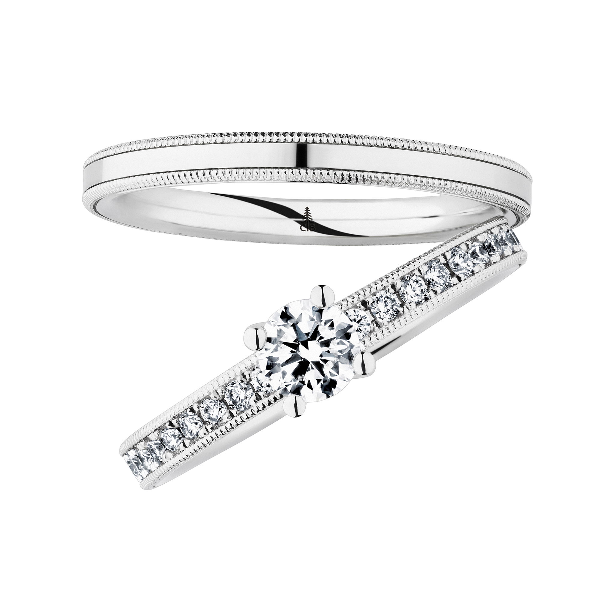 Zwei Ringe aus Weißgold, einer mit einem großen, zentralen Diamanten und einer Reihe kleiner Diamanten auf dem Ringband. Der zweite Ring ist ein schlichter, glatter Ehering ohne Verzierungen.