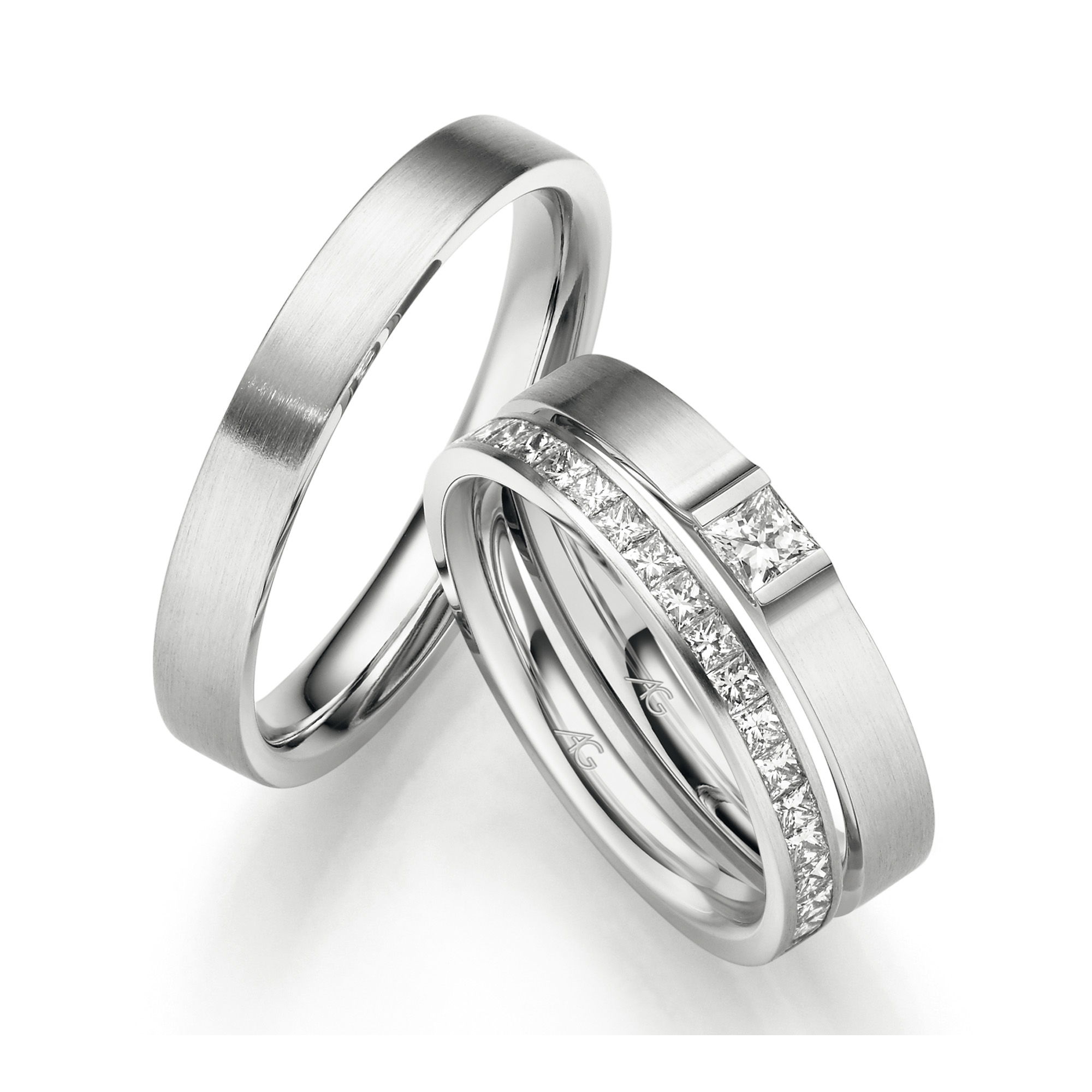 Zwei Platinringe, einer mit einer Diamantreihe im Princess-Cut und einem großen zentralen Stein, der andere ein schlichter Ehering mit einem gebürsteten Finish.
