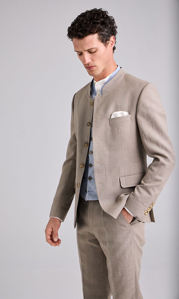 Moderner Hochzeitsanzug in Naturtönen mit stilvollem Design.