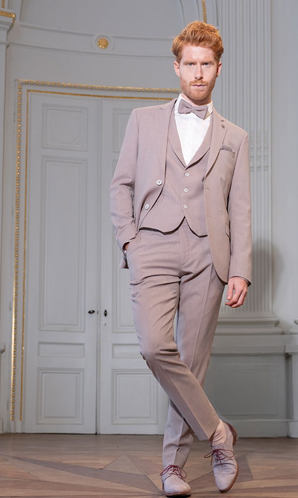 Eleganter Look für den Bräutigam mit dreiteiligem Anzug in sanften Tönen.