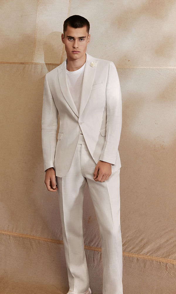 Sommerlicher Hochzeitslook: Stilvoller Anzug in Weiß mit entspannter Note.