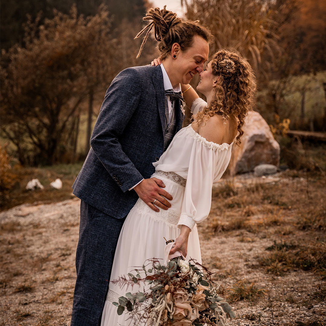 Brautpaar - Brautstrauß - Outdoor Hochzeit