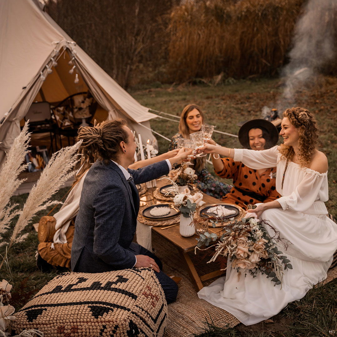 Hochzeitsgesellschaft stößt auf Brautpaar an