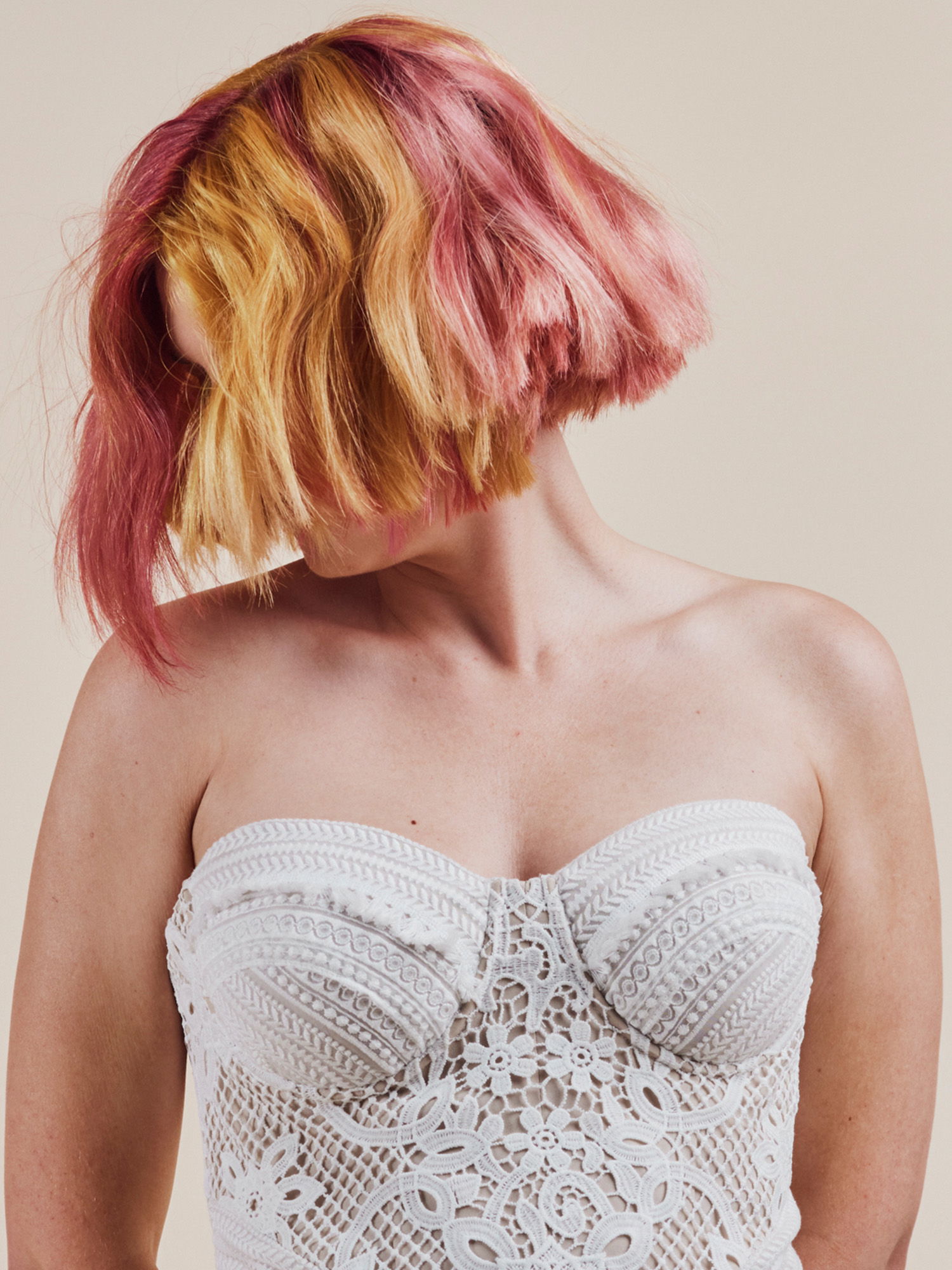 Braut im Hochzeitskleid mit rot gelb gefärbten Haaren