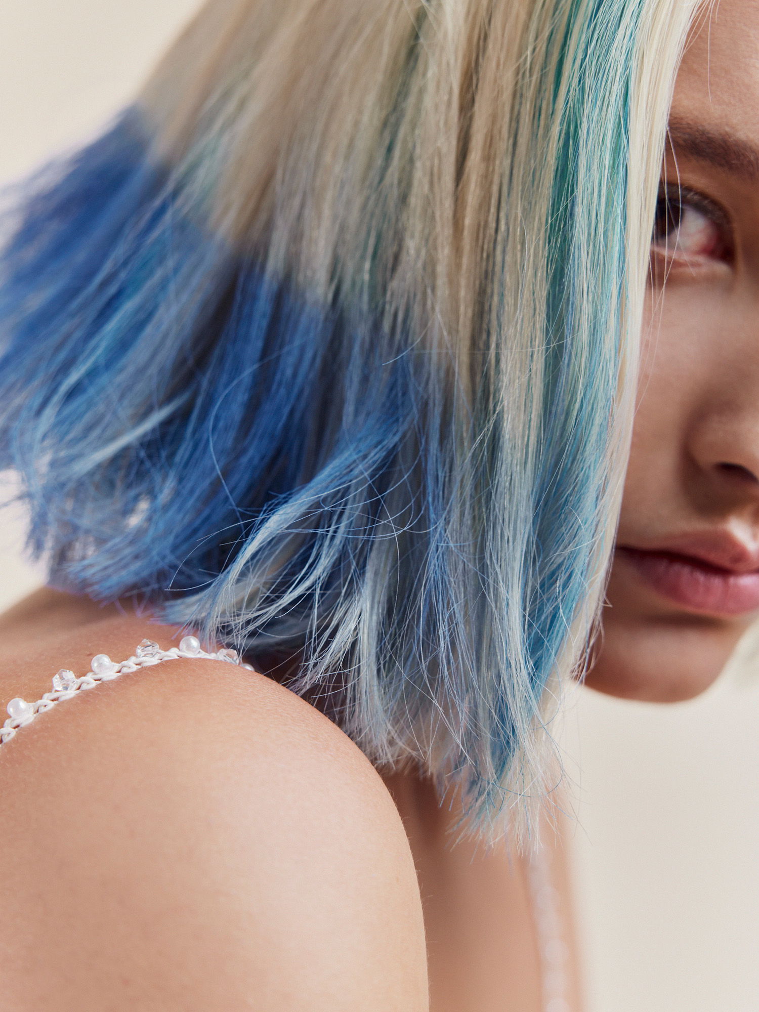 Braut im Hochzeitskleid mit blau gefärbten Haaren