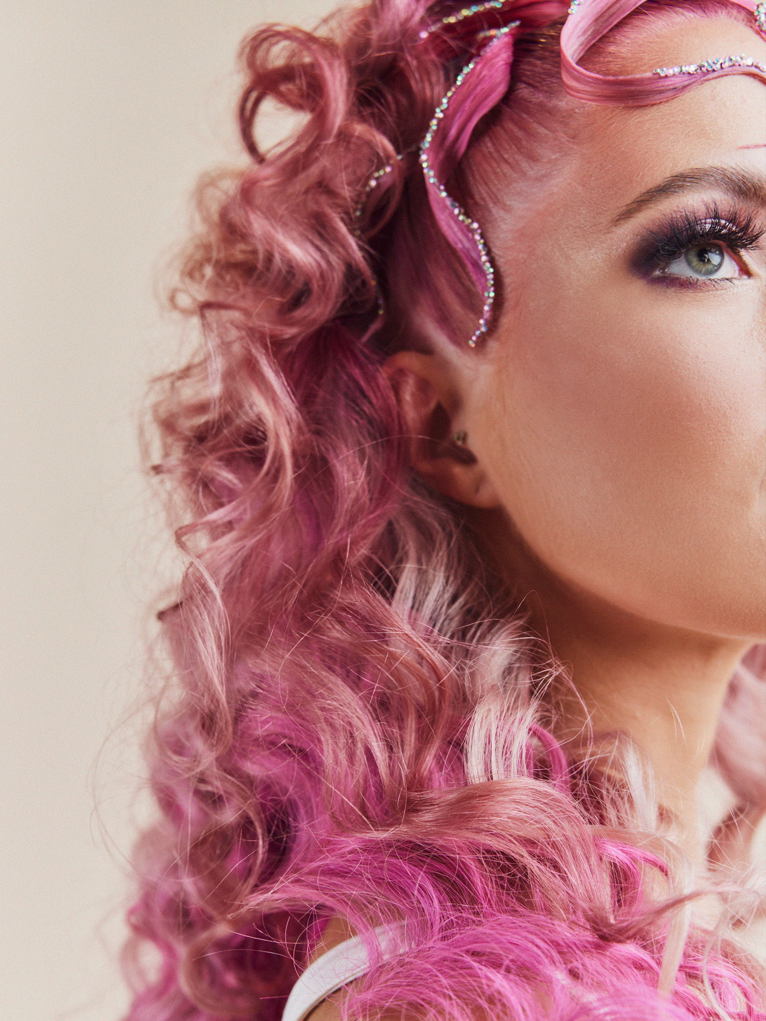 Braut im Hochzeitskleid mit rosa gefärbten Haaren