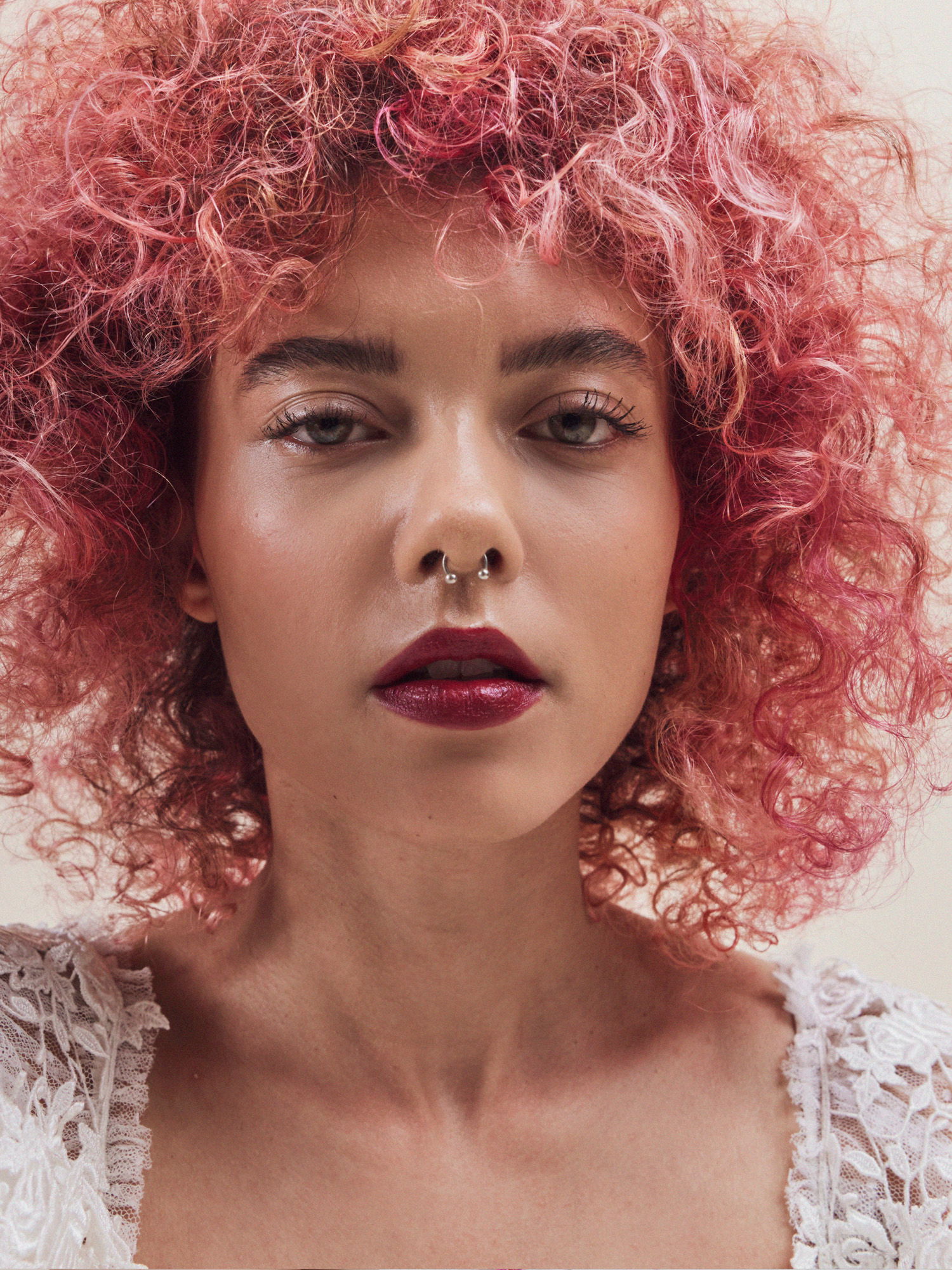 Braut im Hochzeitskleid mit rot gefärbten Haaren