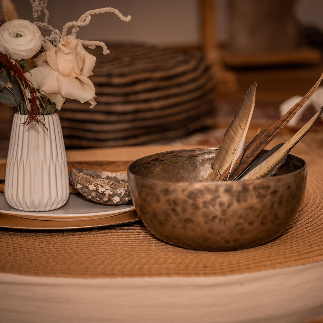 rituelle Schale mit Federn