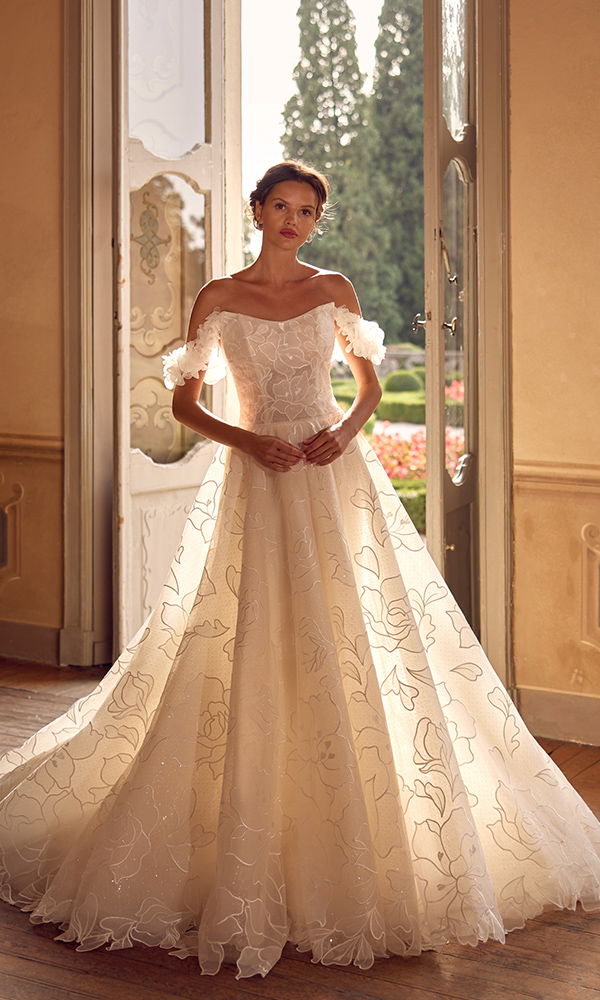 Elegantes Brautkleid mit zartem Tüllrock und herzförmigem Ausschnitt für einen femininen Look.