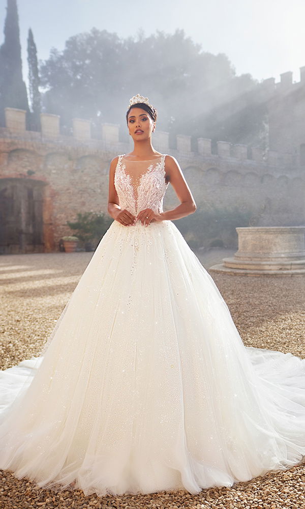 Prinzessinnen-Hochzeitskleid in strahlendem Weiß mit funkelnden Details und elegantem Ballkleid-Schnitt.