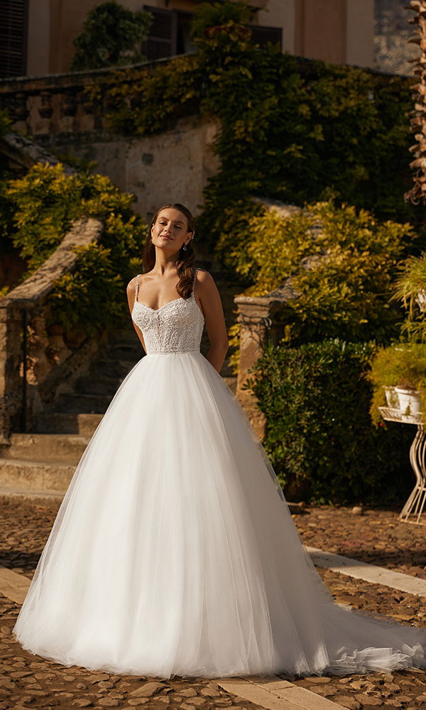 Elegantes Hochzeitskleid mit trägerlosem Design und voluminösem Rock für einen klassischen Prinzessinnen-Look.