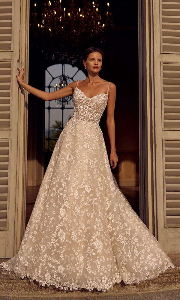 Klassisches Hochzeitskleid mit perlenbesetztem Mieder und luftigem Tüllrock für einen zeitlosen Stil.