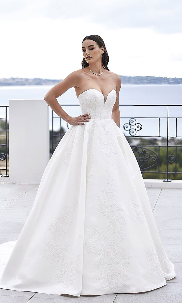 Zeitloses A-Linien-Kleid mit feinen Spitzenapplikationen und einem Hauch von Vintage-Charme.