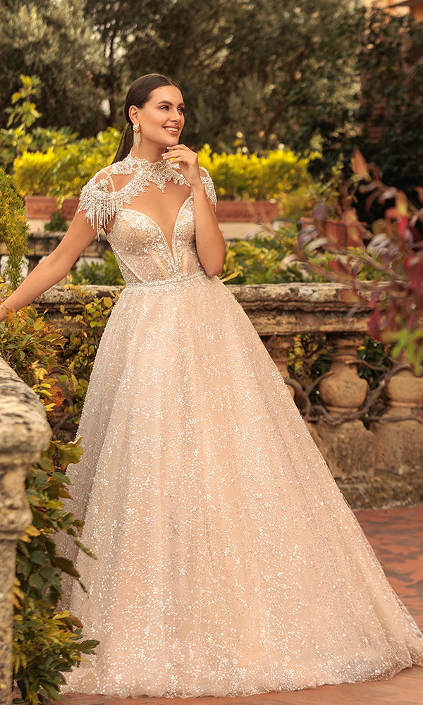 Zartes Hochzeitskleid mit aufwendiger Perlenstickerei und fließendem Tüllrock.