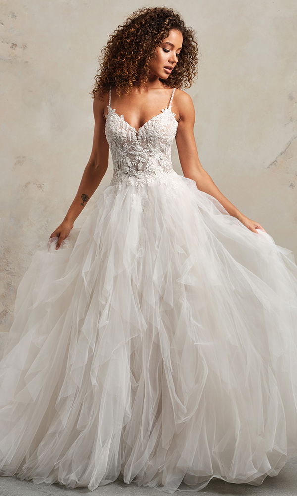 Prinzessinnen-Hochzeitskleid mit verziertem Mieder und voluminösem Rock aus Tüll.