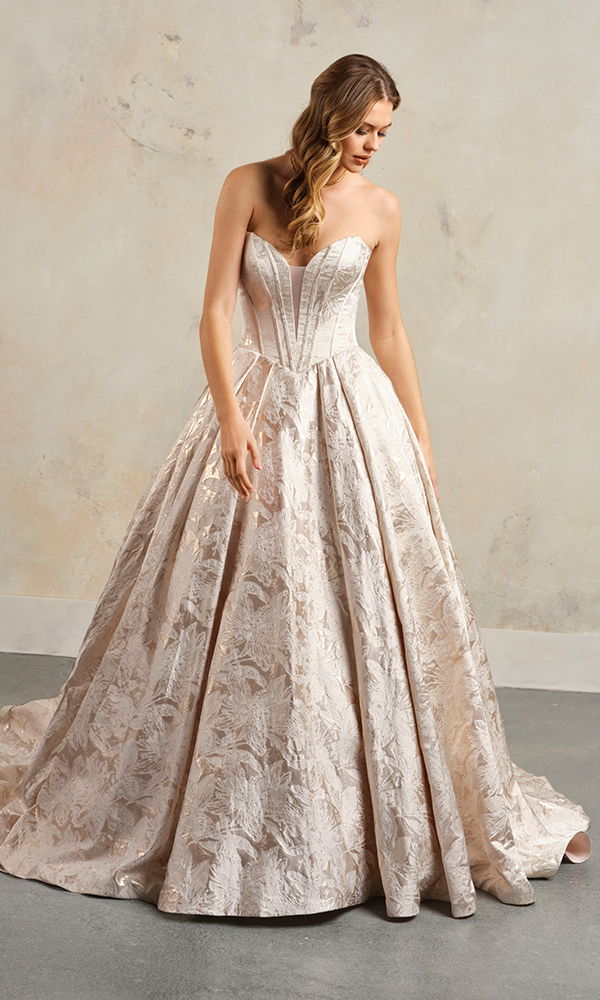 Feminines Brautkleid mit durchscheinendem Mieder und voluminösem Rock, inspiriert von Märchen.