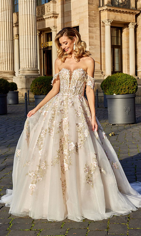 Wunderschönes Hochzeitskleid mit verzierten Ärmeln und romantischem Tüllrock.