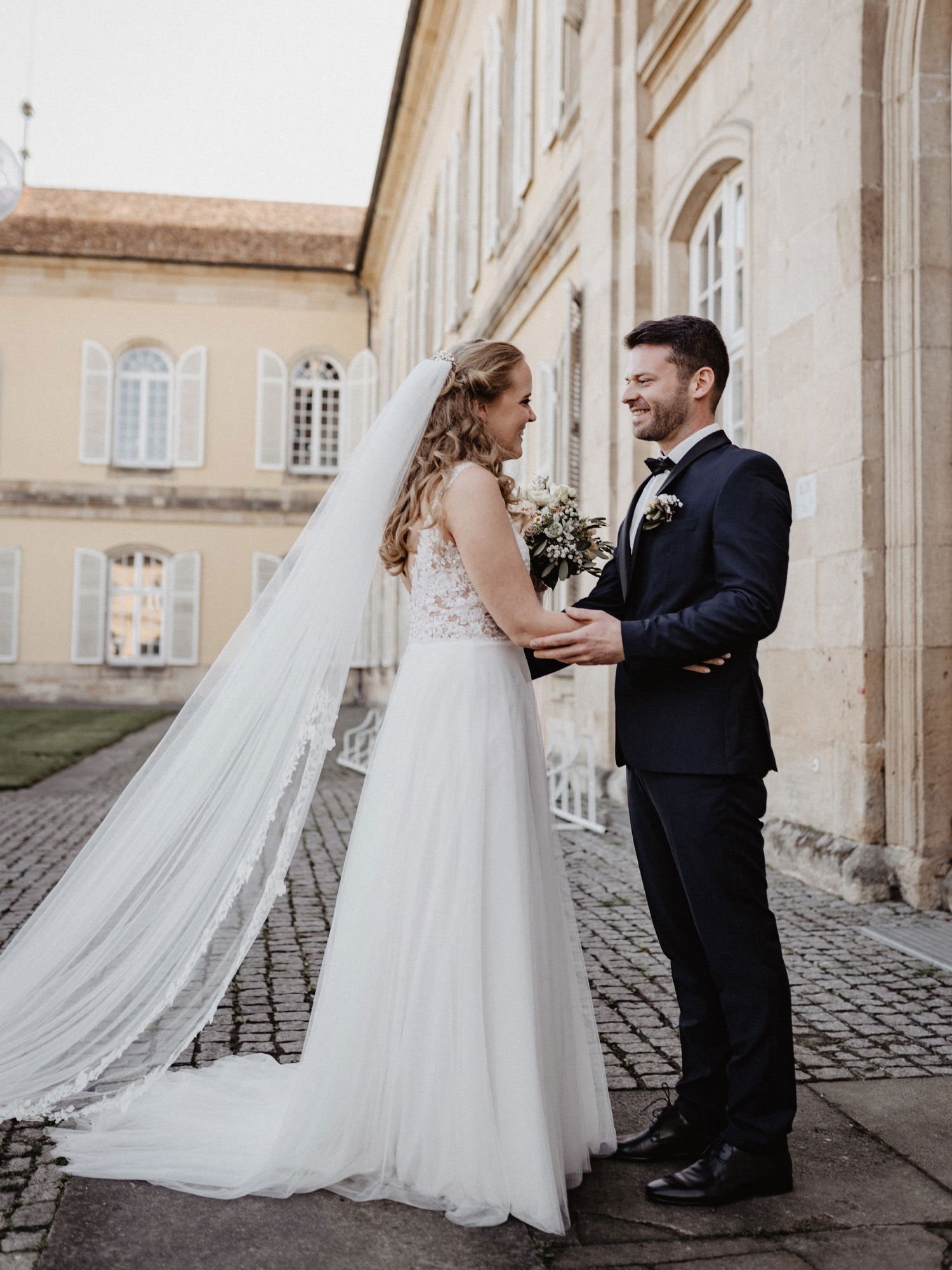 Brautpaar - Hochzeit - Braut - Bräutigam - Hochzeitskleid - Brautstrauß