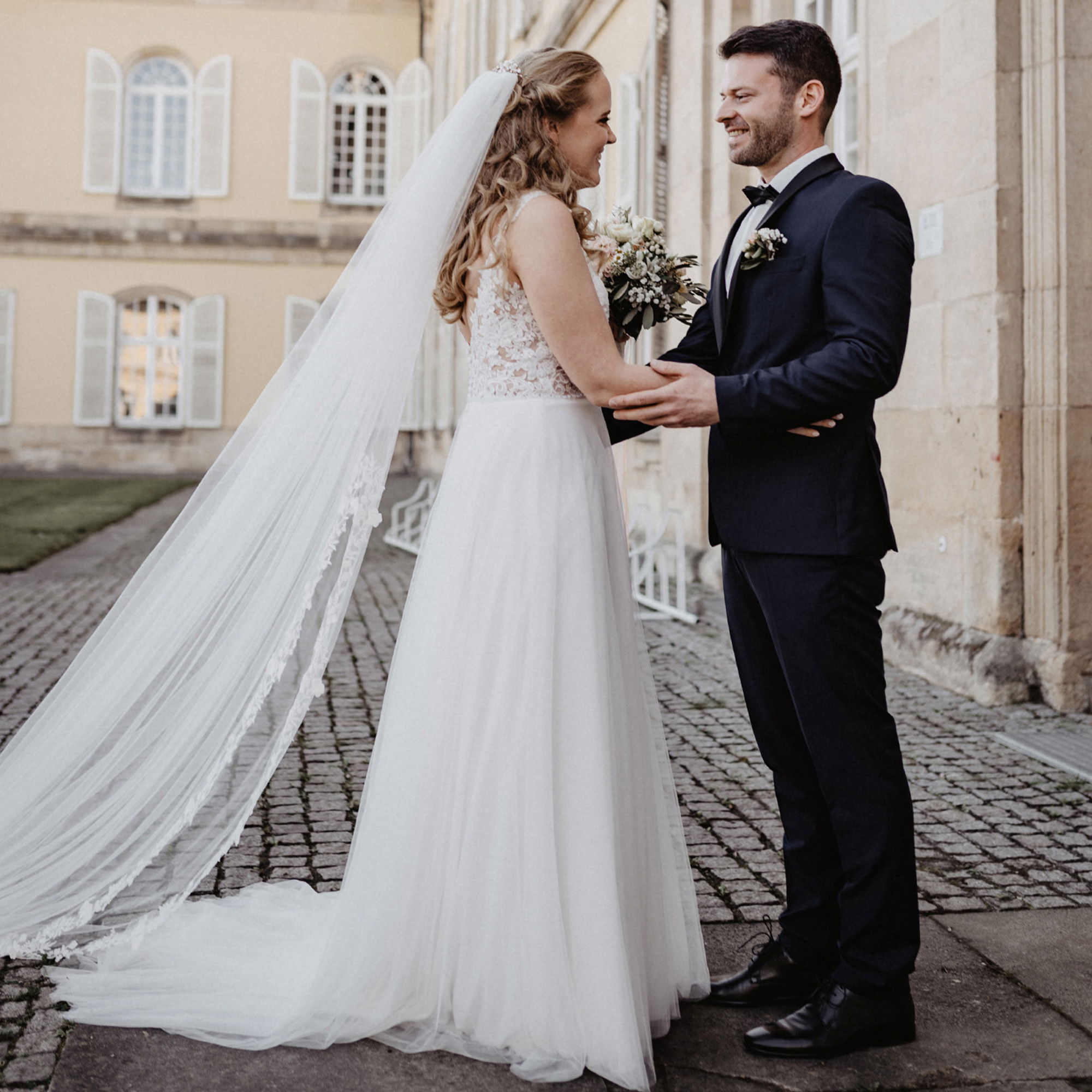 Brautpaar - Hochzeit - Braut - Bräutigam - Hochzeitskleid - Brautstrauß