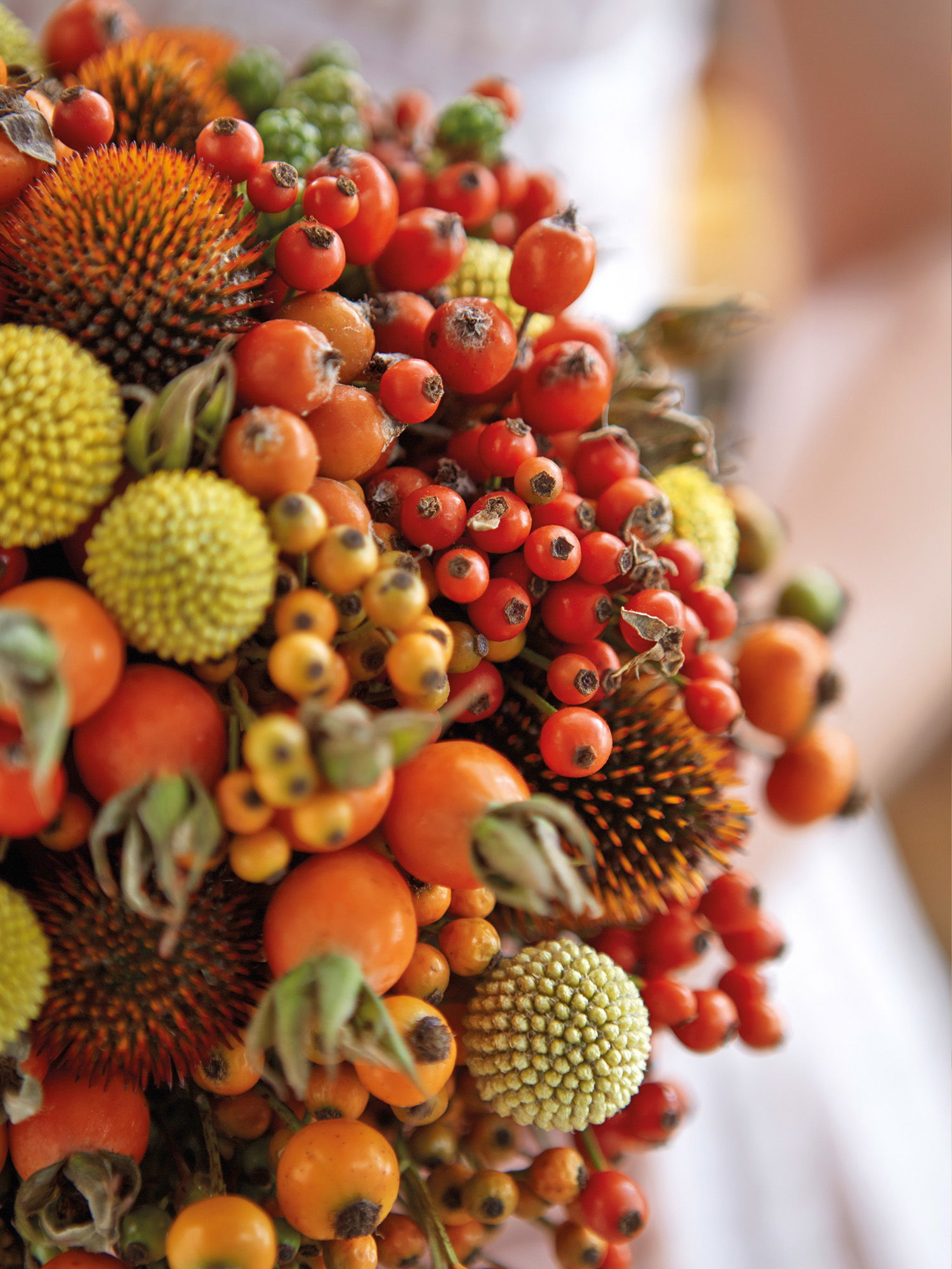 Detailansicht eines einzigartigen Brautstraußes aus herbstlichen Beeren und kleinen Früchten, perfekt für eine Hochzeit im rustikalen Stil.