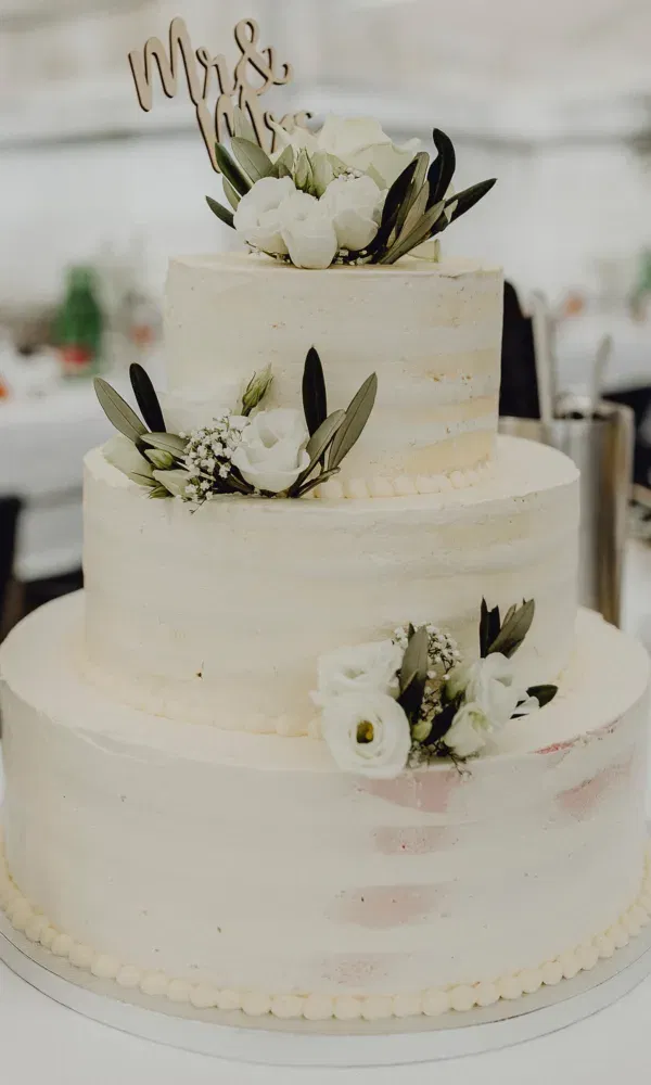 Hochzeitstorte mit weißen Blüten