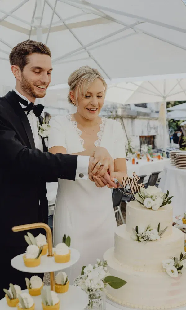Hochzeitspaar beim Tortenanschnitt