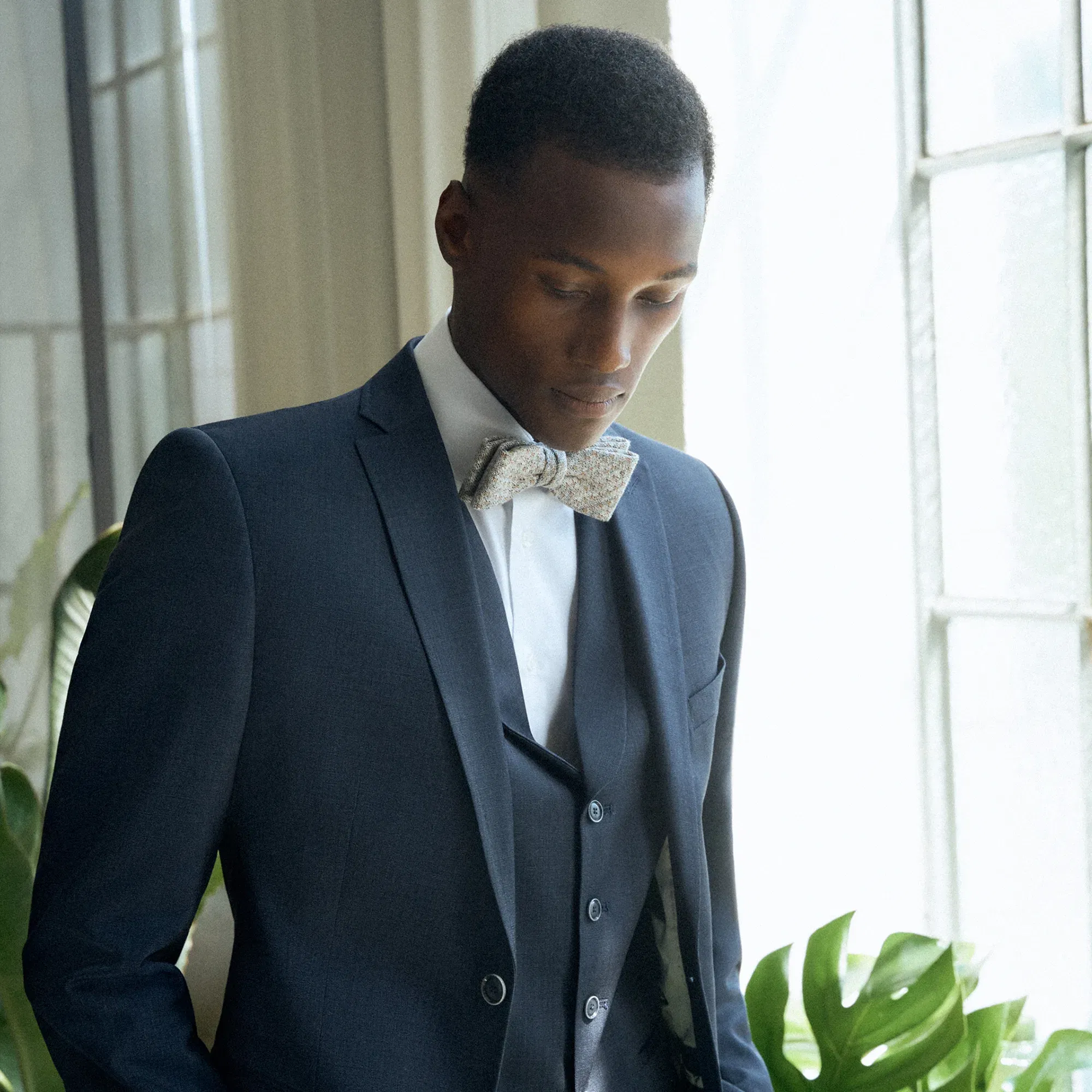 Bräutigam in Anzug und Fliege