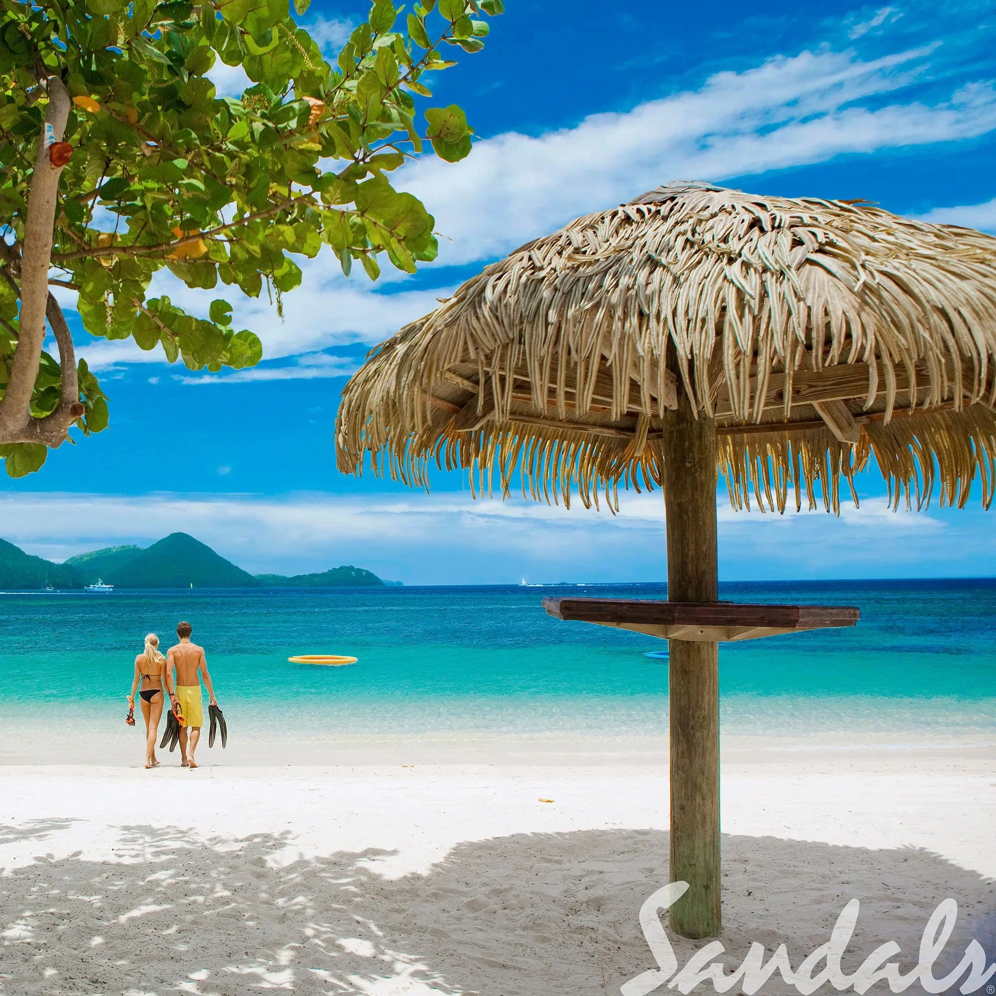Ein tropischer Strand mit weißem Sand, klarem türkisfarbenem Meer und üppigem Grün im Hintergrund. Ein Paar mit Schnorchelausrüstung geht auf das Wasser zu, während eine Strohhütte Schatten spendet.
