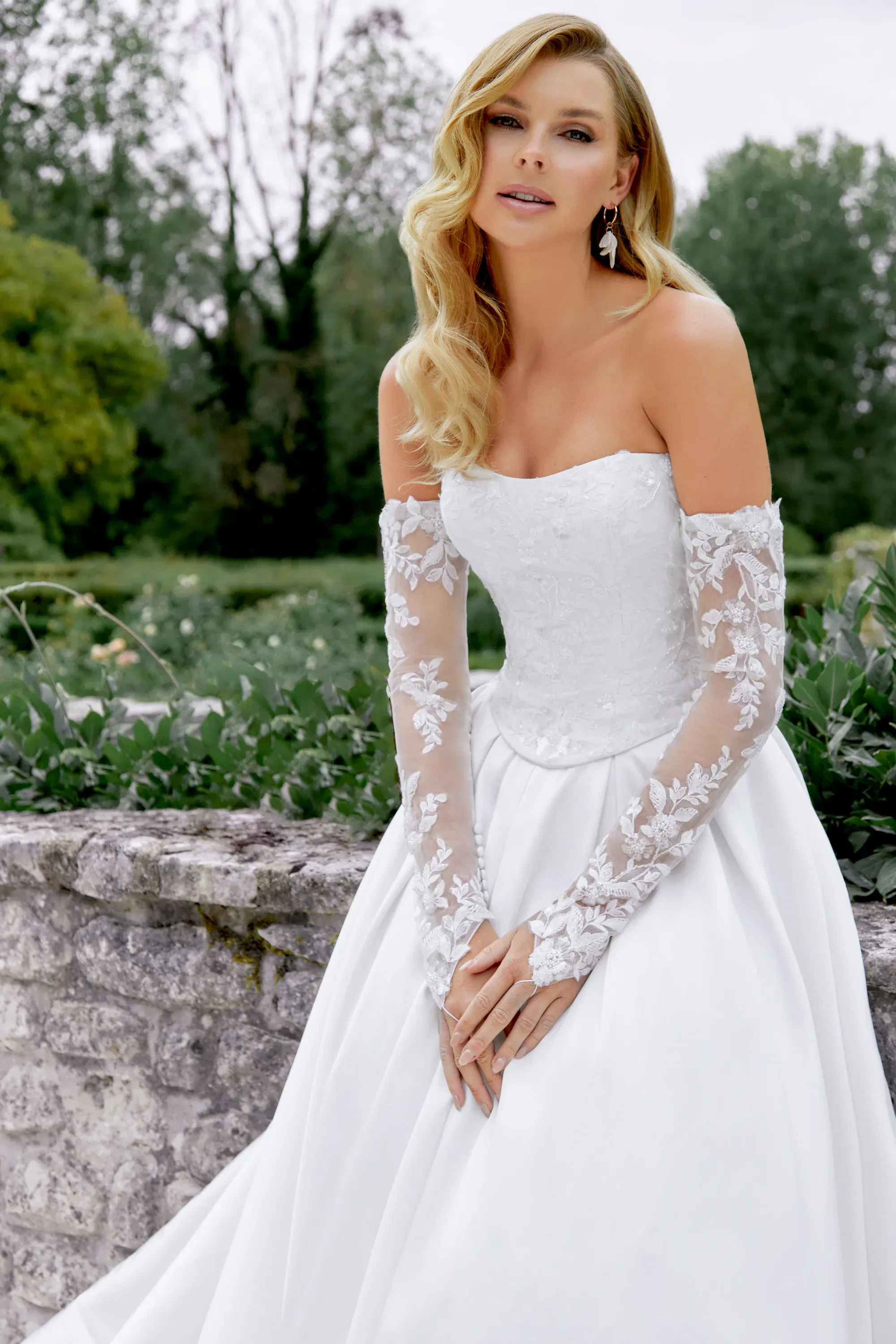 Brautkleid mit langen Spitzenärmeln und herzförmigem Ausschnitt