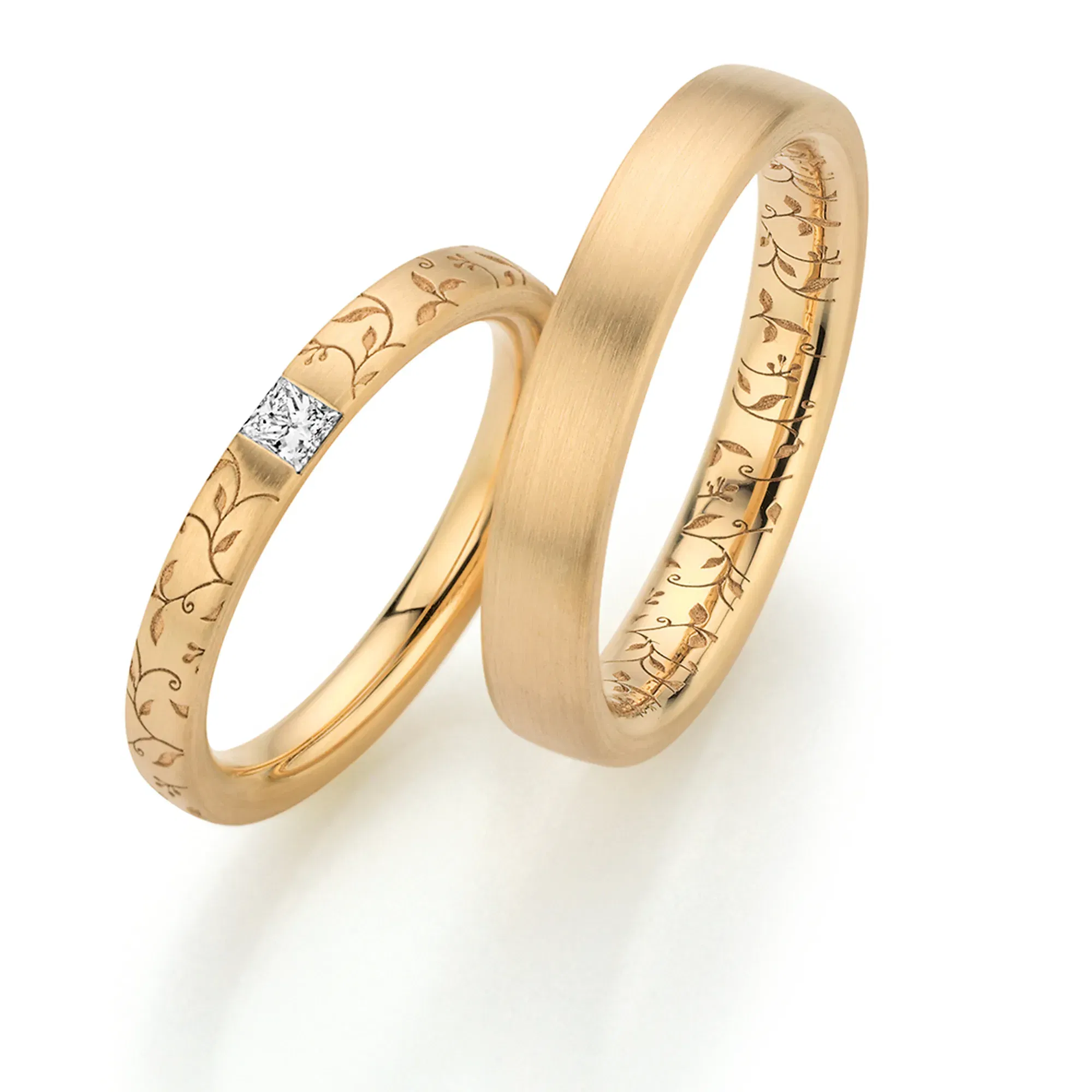 Verzierter Goldring im floralen Muster