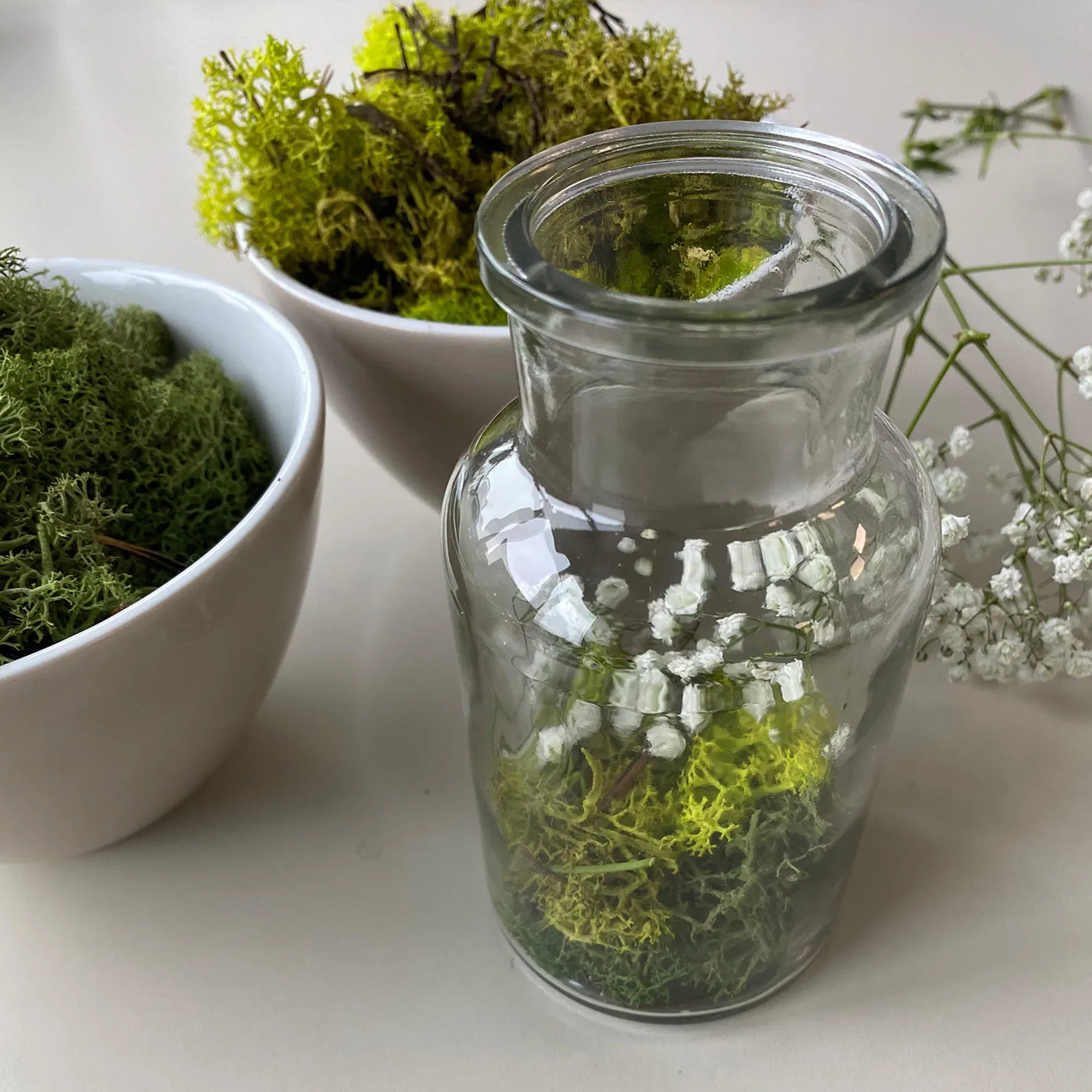 Flasche dekoriert mit Moos und Schleierkraut