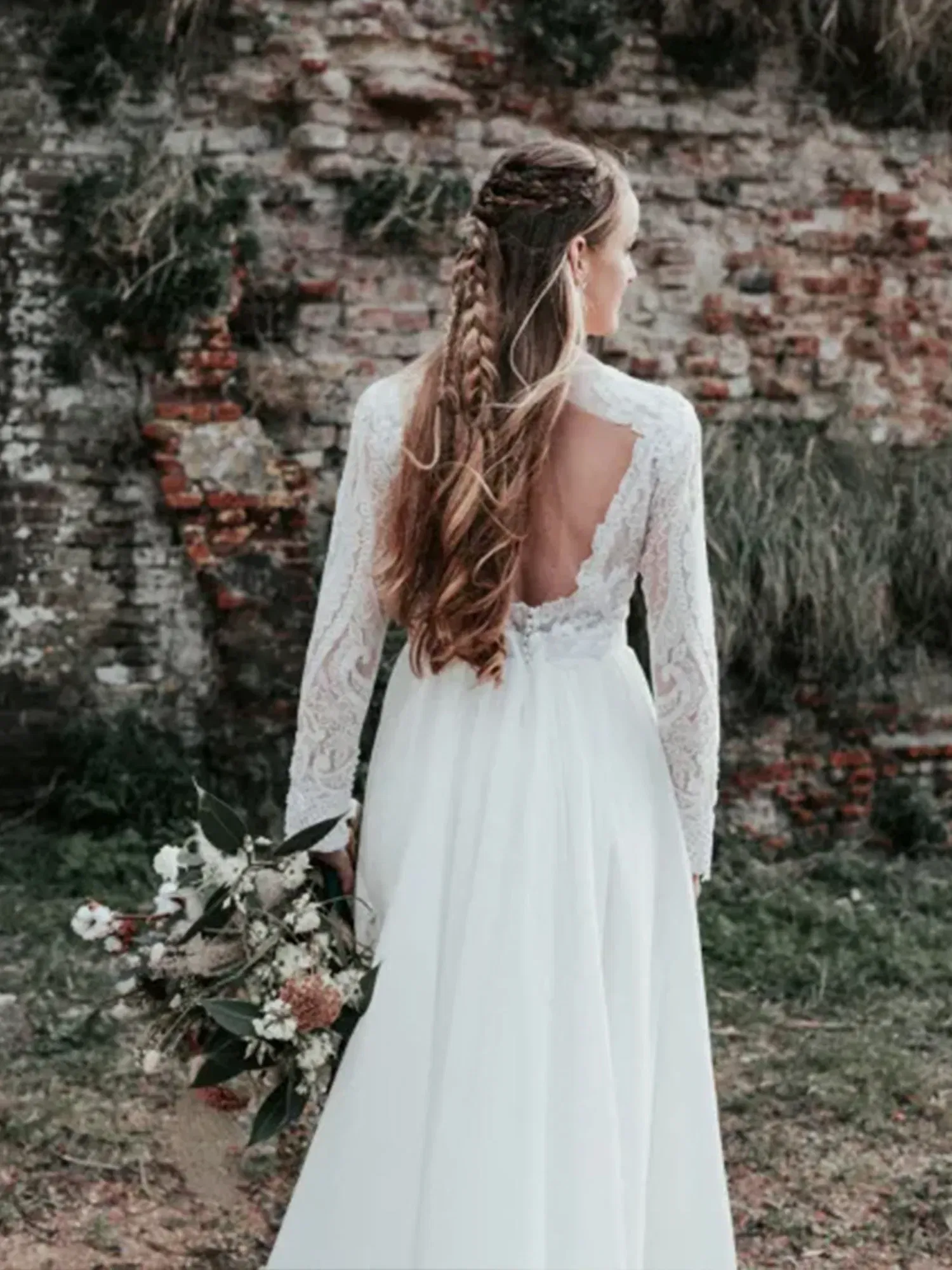 Braut mit halboffener Brautfrisur