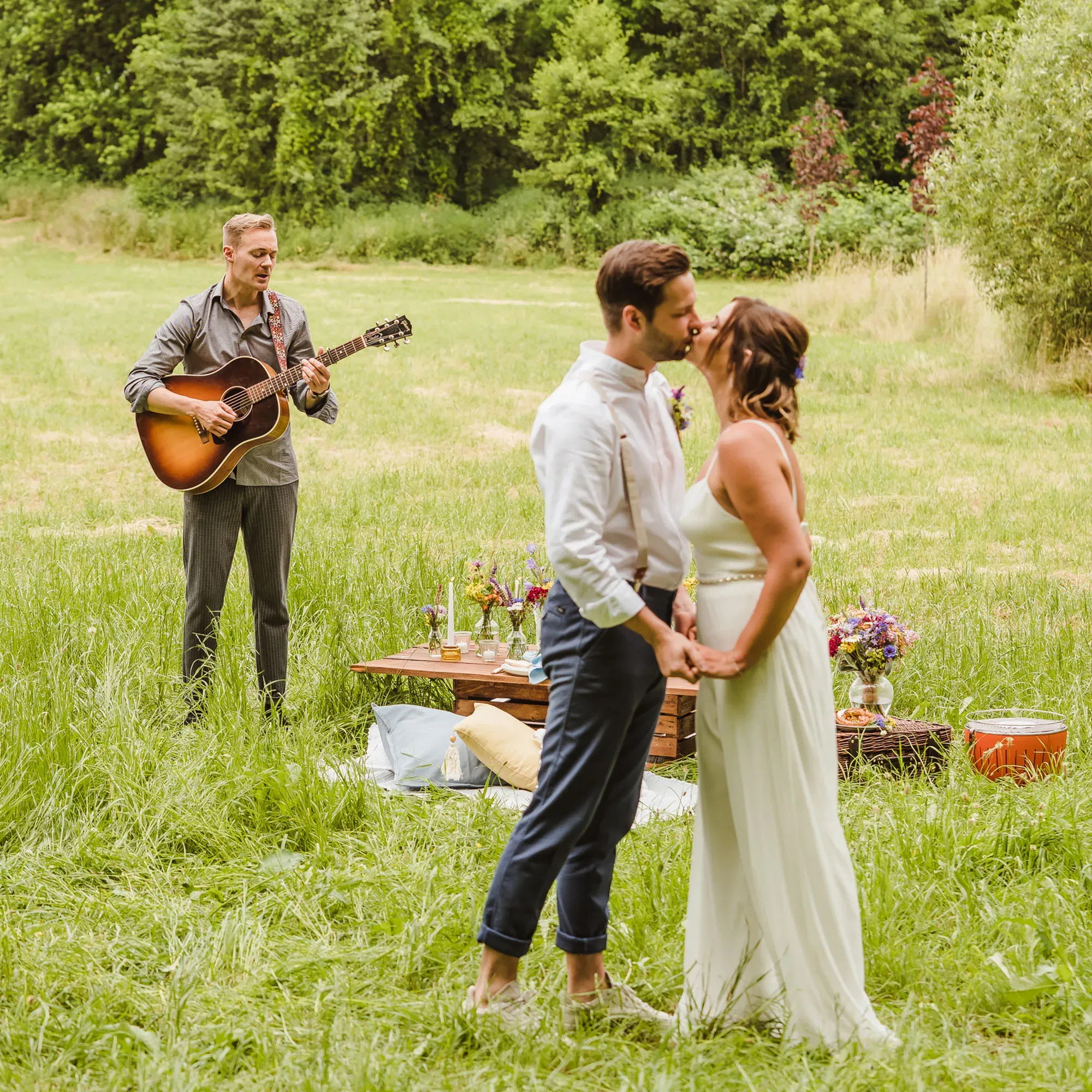 freie Trauung - Gitarrenspieler - Brautpaar